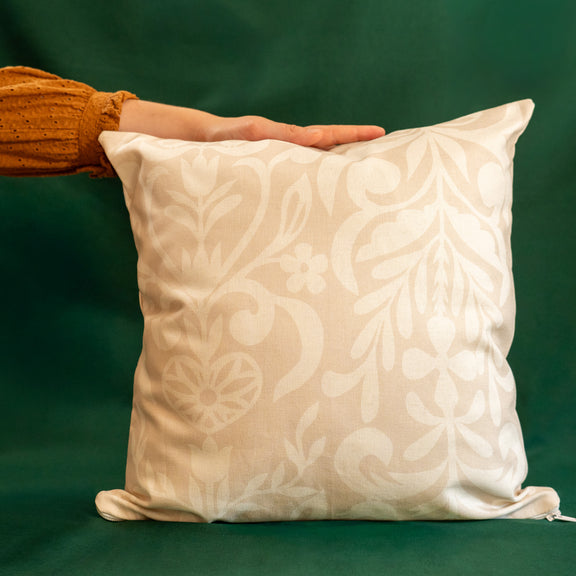 Coussin beige et blanc fabriqué en France, en coton et lin, motif floral arbre de vie alsacien, fermeture zip