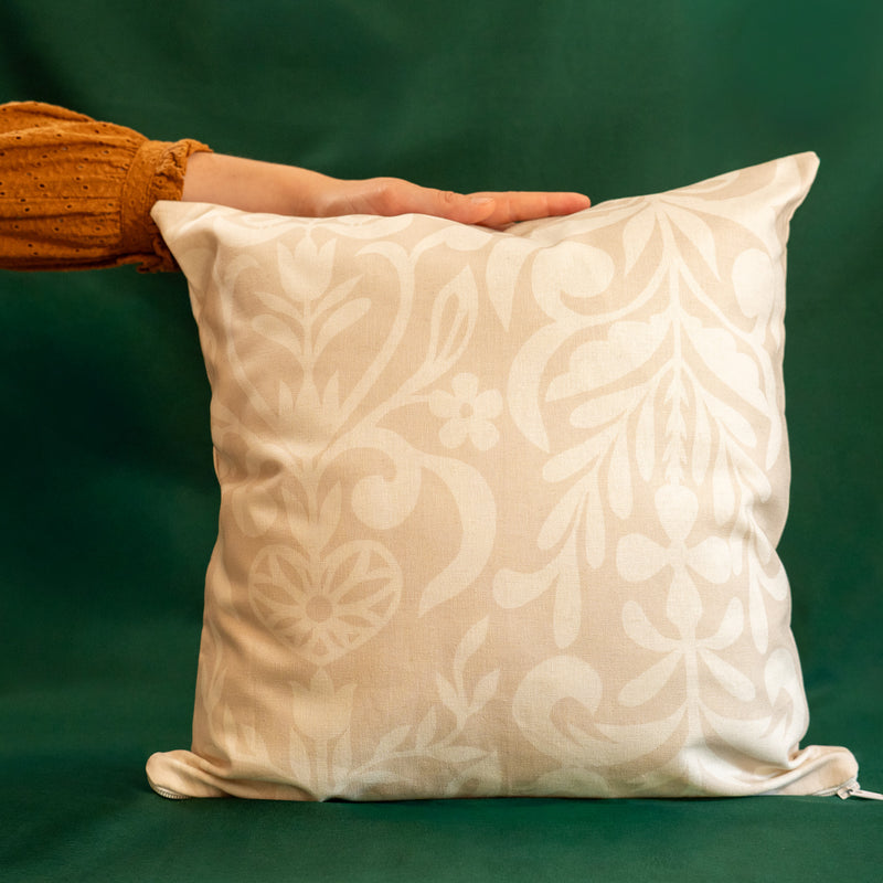 Coussin beige et blanc fabriqué en France, en coton et lin, motif floral arbre de vie alsacien, fermeture zip