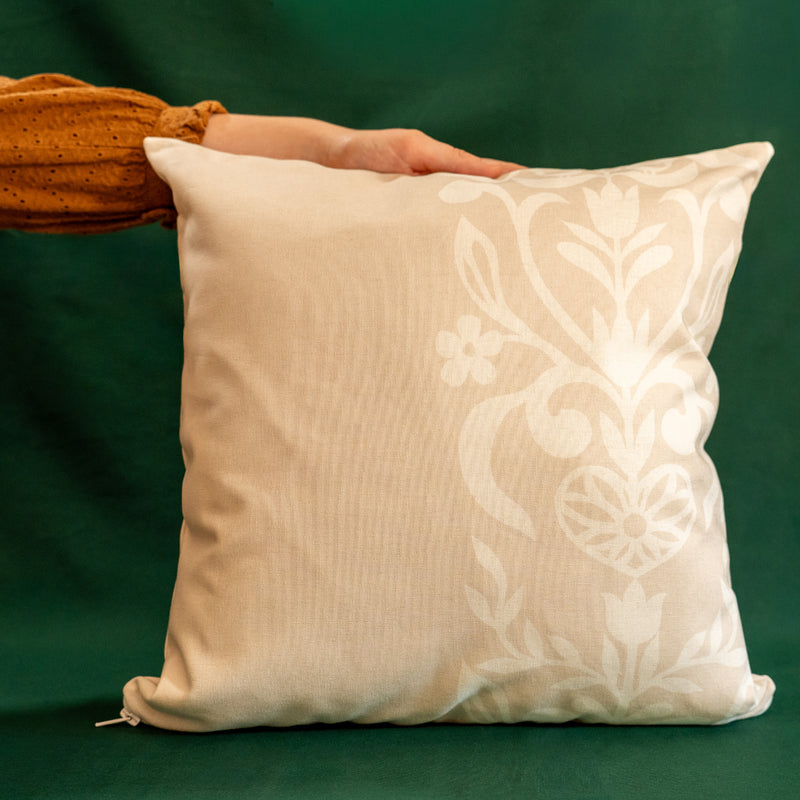 Coussin beige et blanc fabriqué en France, en coton et lin, motif floral arbre de vie Alsace, fermeture zip