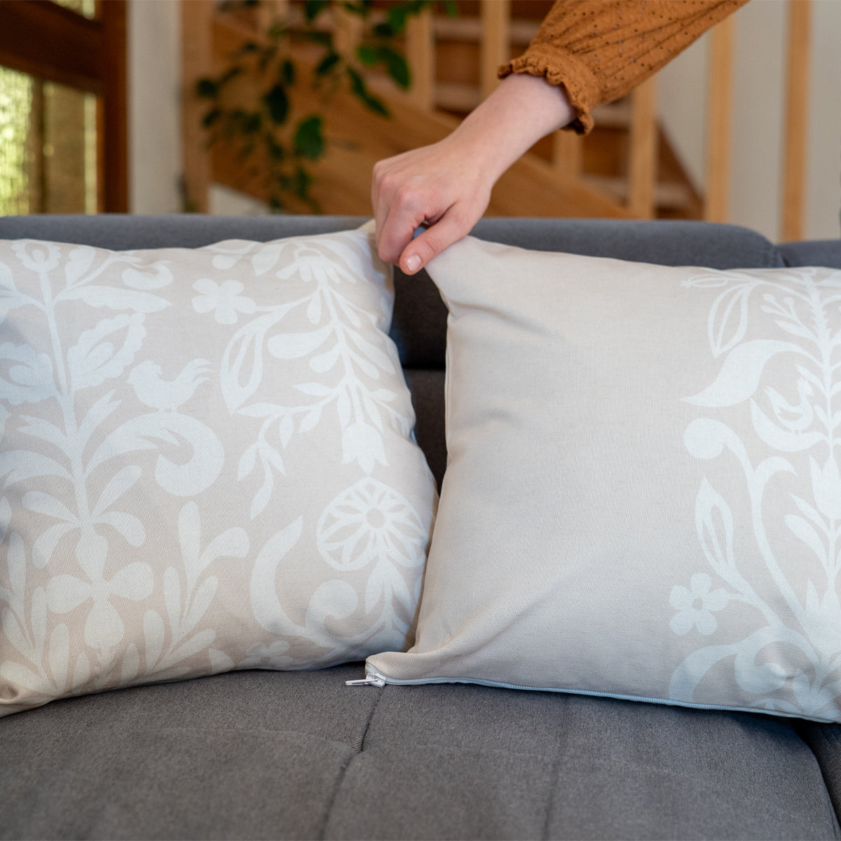 2 coussins beiges et blancs fabriqués en France, en coton et lin, motif floral arbre de vie alsacien, fermeture zip