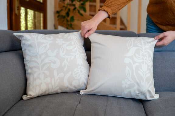 2 coussins beiges et blancs fabriqués en France, en coton et lin, motif floral arbre de vie alsacien, fermeture zip