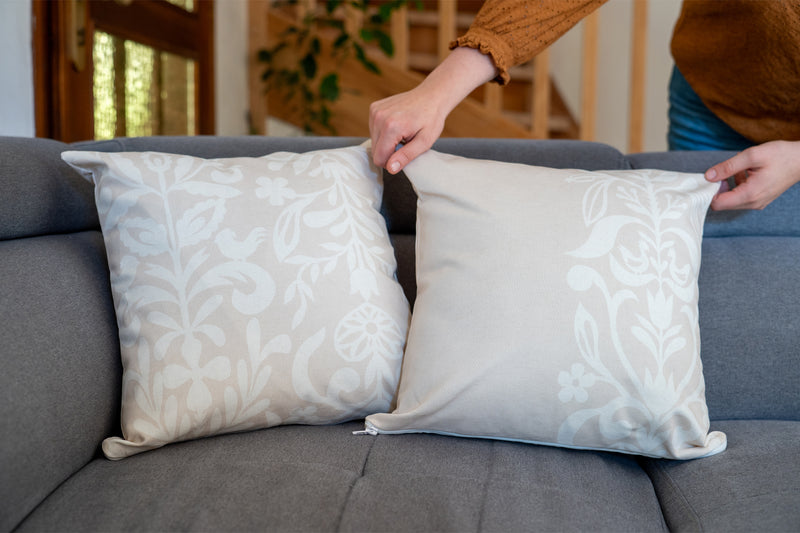 2 coussins beiges et blancs fabriqués en France, en coton et lin, motif floral arbre de vie alsacien, fermeture zip