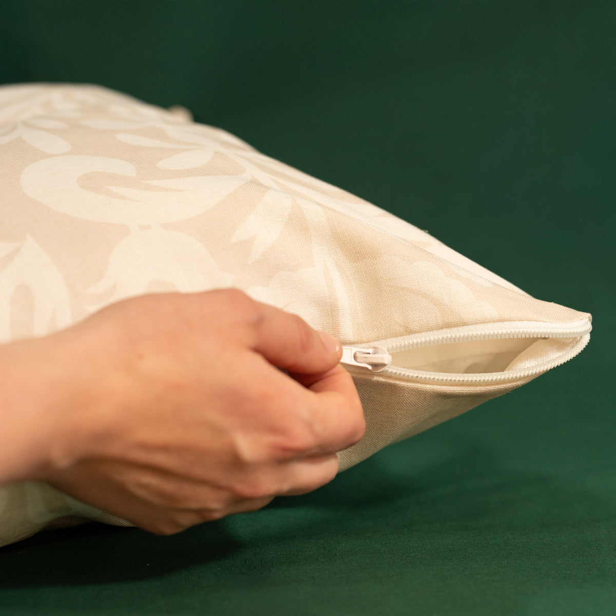 Coussin beige et blanc fabriqué en France, en coton et lin, motif floral arbre de vie Alsace, fermeture zip