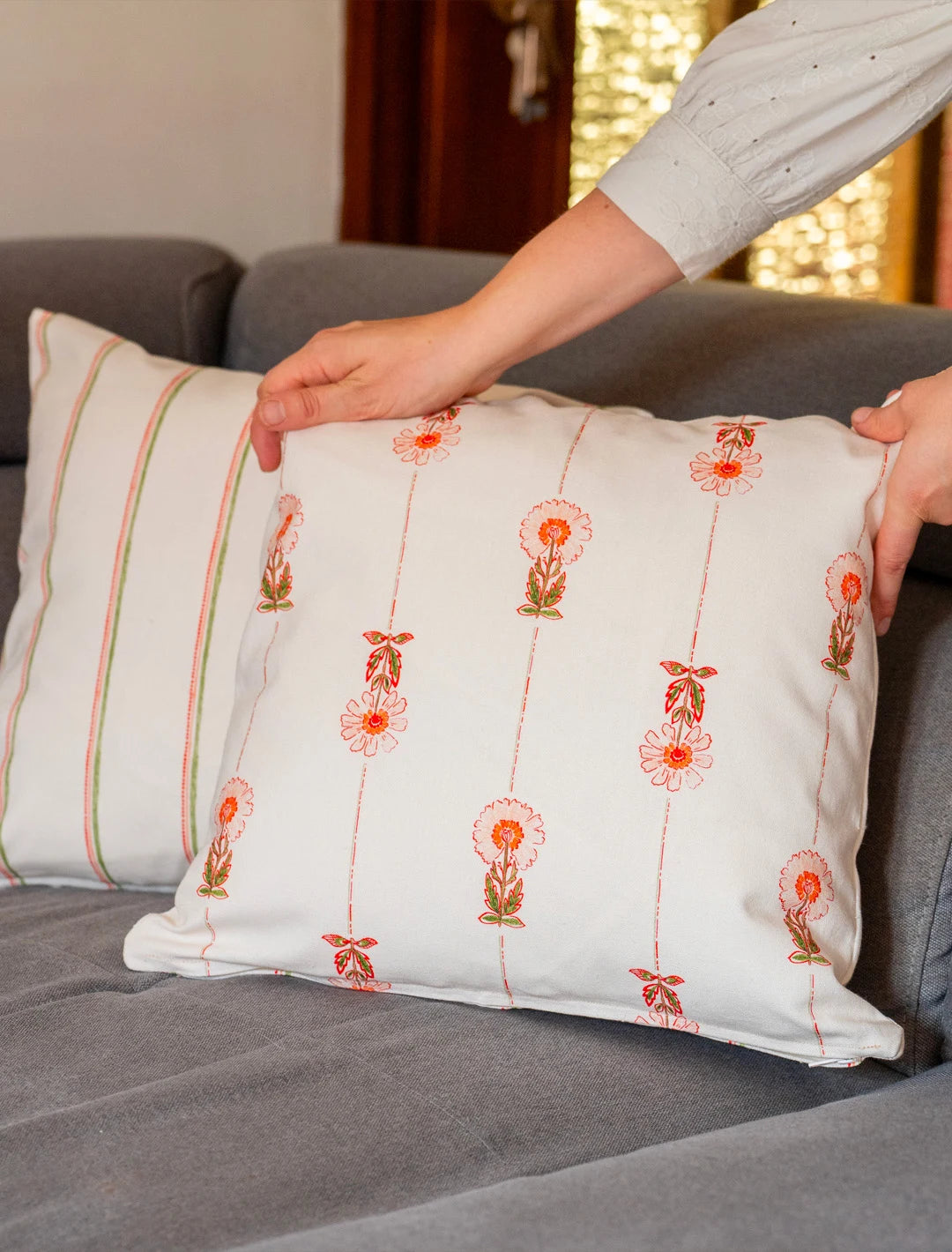Coussin en coton et lin fabriqué en France, motif de fleurs des champs et de rayures colorées
