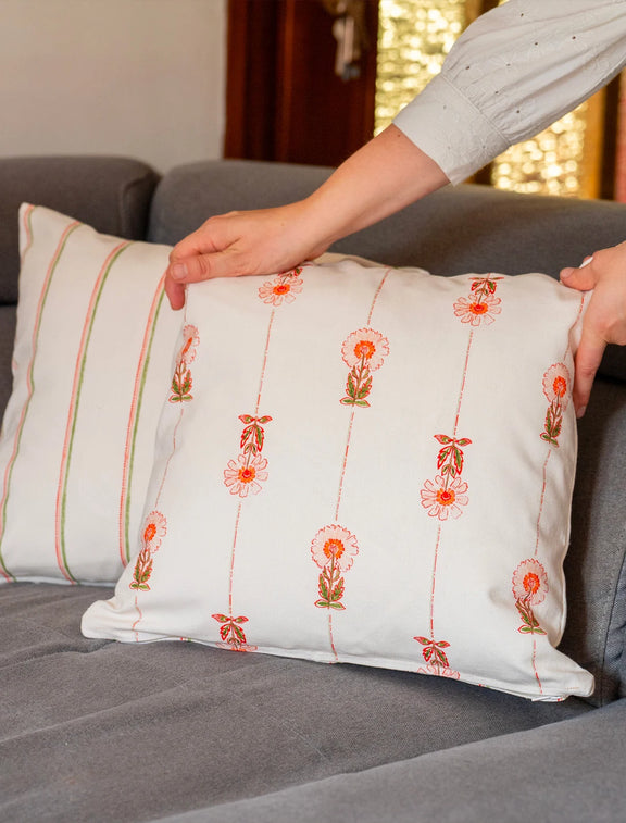Coussin en coton et lin fabriqué en France, motif de fleurs des champs et de rayures colorées