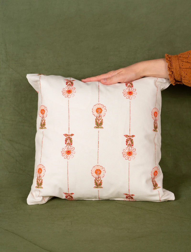 Coussin en coton et lin fabriqué en France, motif de fleurs des champs et de rayures colorées