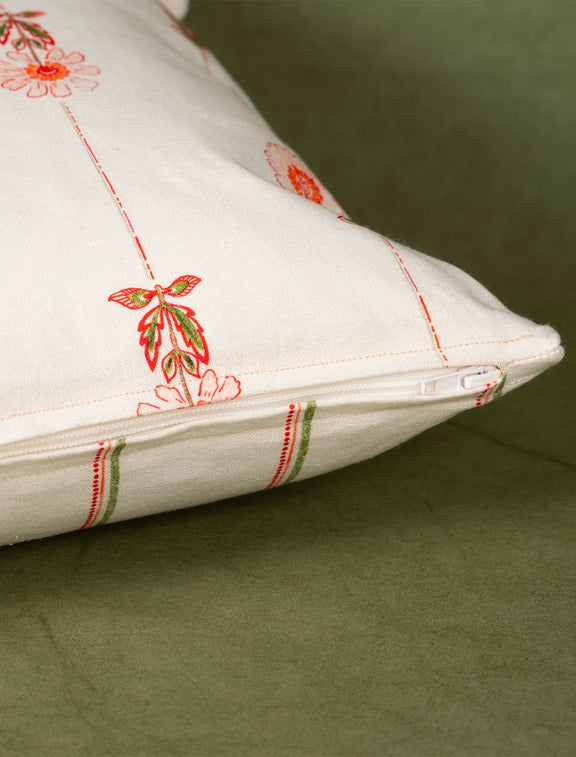 Zip d'un coussin en coton et lin fabriqué en France, motif de fleurs des champs et de rayures colorées