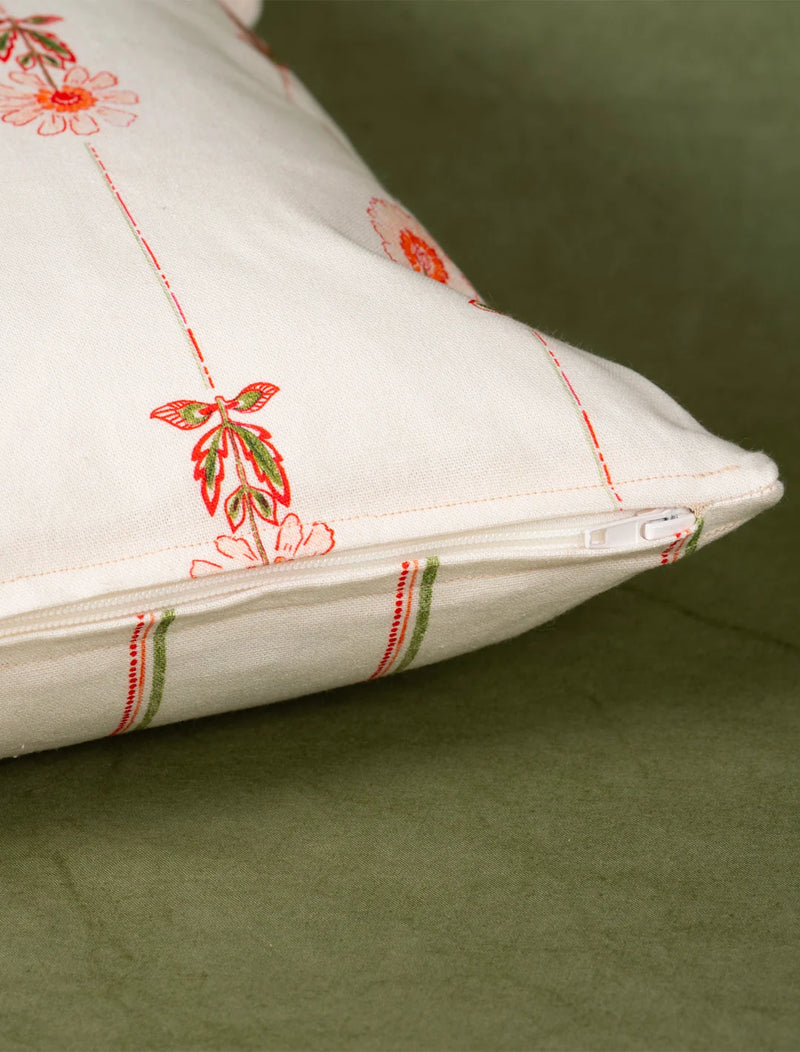 Zip d'un coussin en coton et lin fabriqué en France, motif de fleurs des champs et de rayures colorées