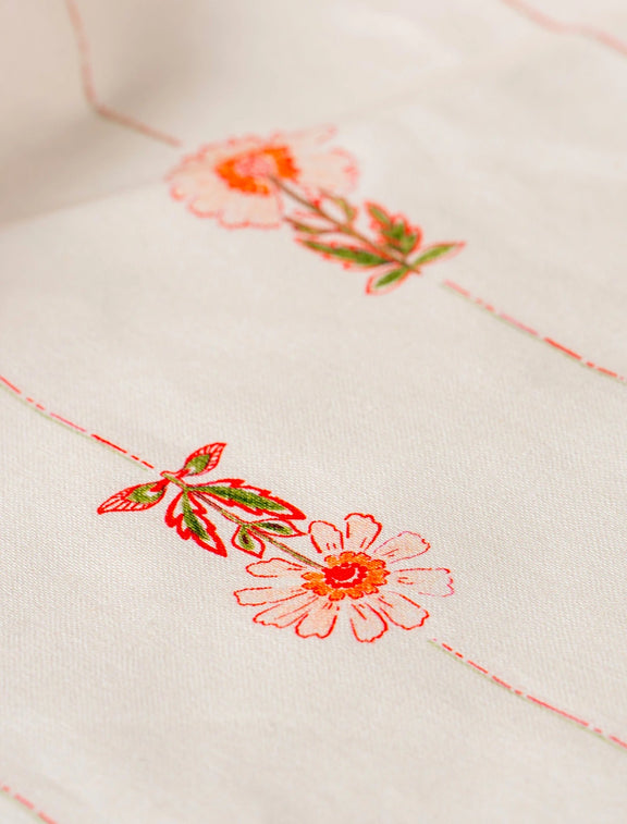 Motif de fleurs des champs et de rayures colorées imprimé sur un tissu en coton et lin