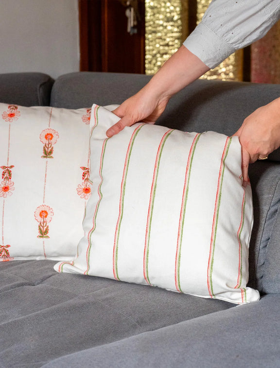 Coussin en coton et lin fabriqué en France, motif de fleurs des champs et de rayures colorées