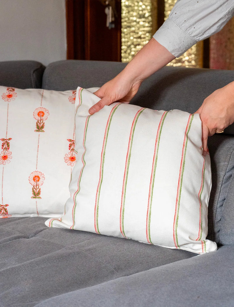 Coussin en coton et lin fabriqué en France, motif de fleurs des champs et de rayures colorées
