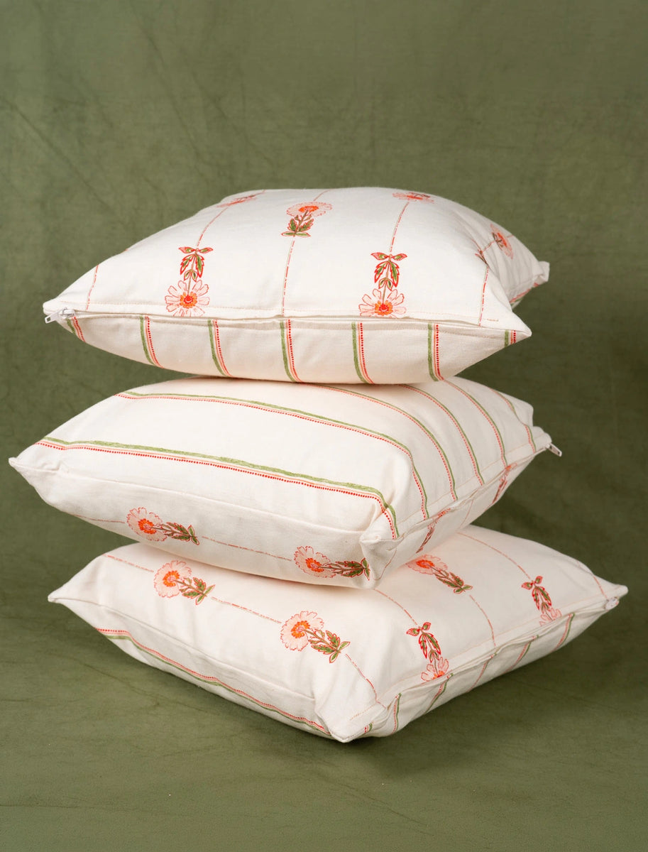 Pile de 3 coussins en coton et lin fabriqués en France, motif de fleurs des champs et de rayures colorées