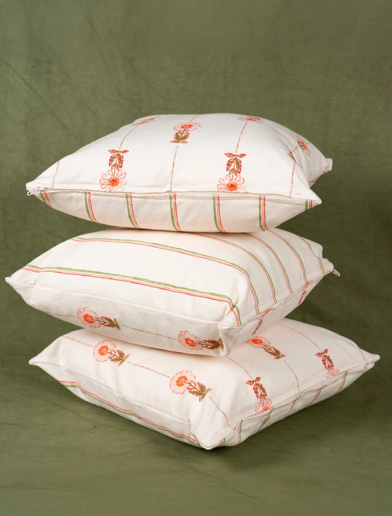 Pile de 3 coussins en coton et lin fabriqués en France, motif de fleurs des champs et de rayures colorées