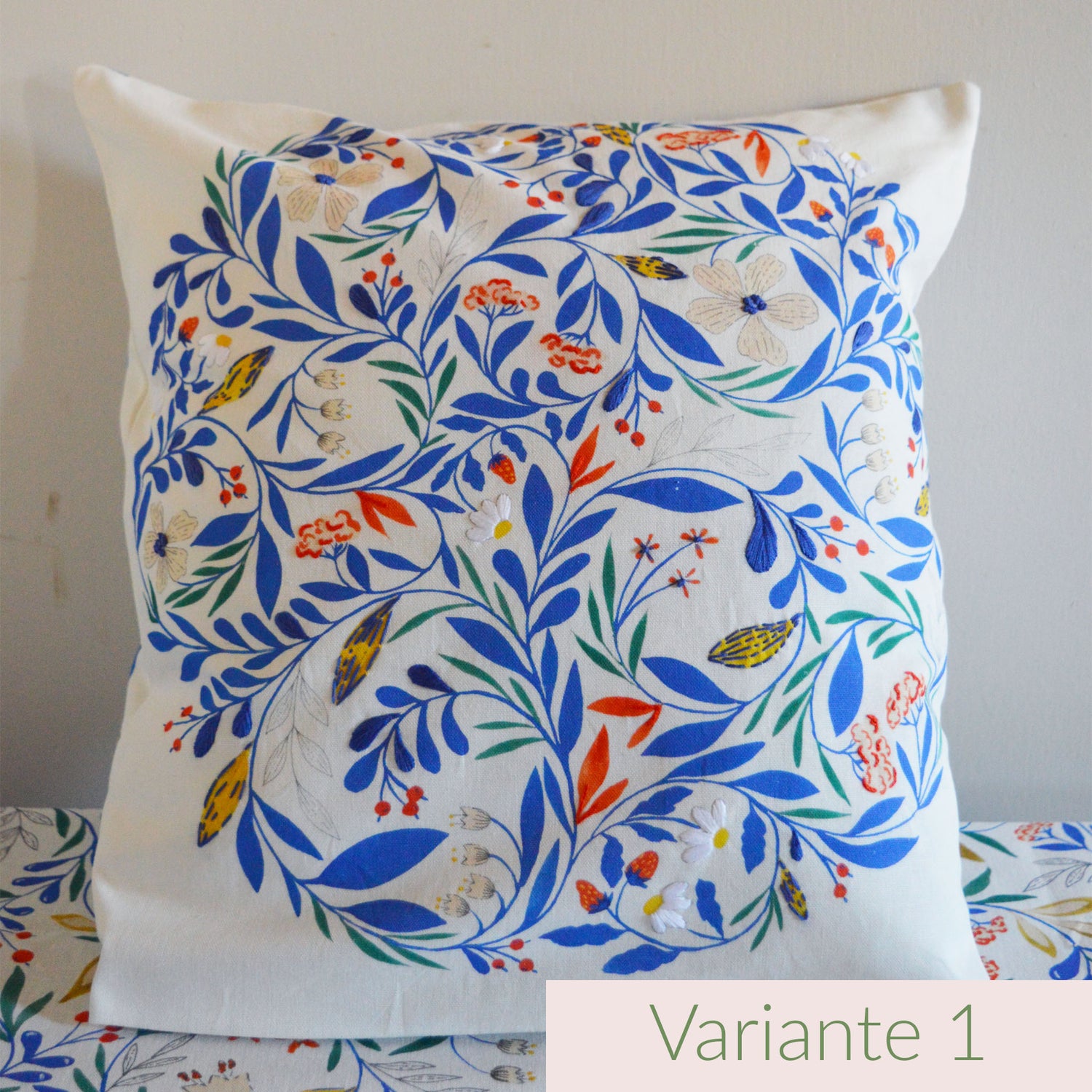 Coussin brodé à la main, fabriqué en France, motif floral et coloré