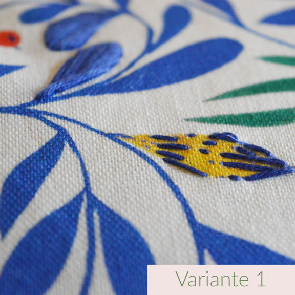 Coussin brodé à la main, fabriqué en France, motif floral et coloré