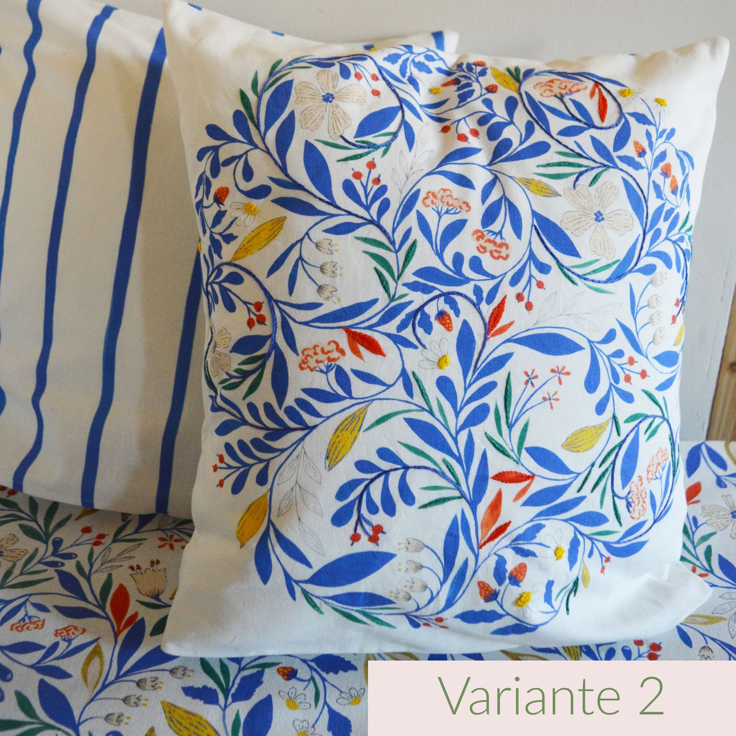 Coussin brodé à la main, fabriqué en France, motif floral et coloré