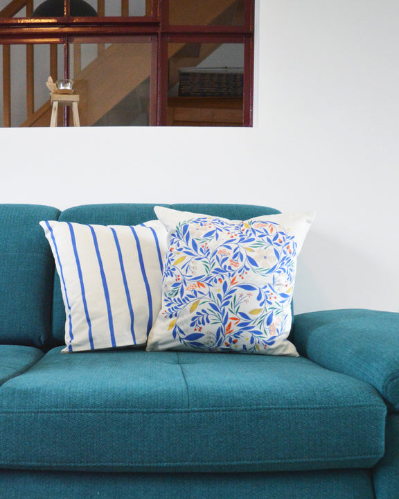 Coussin Primula pour la collection Primavera, en coton et lin, tissé, imprimé et fabriqué en France, sur un canapé