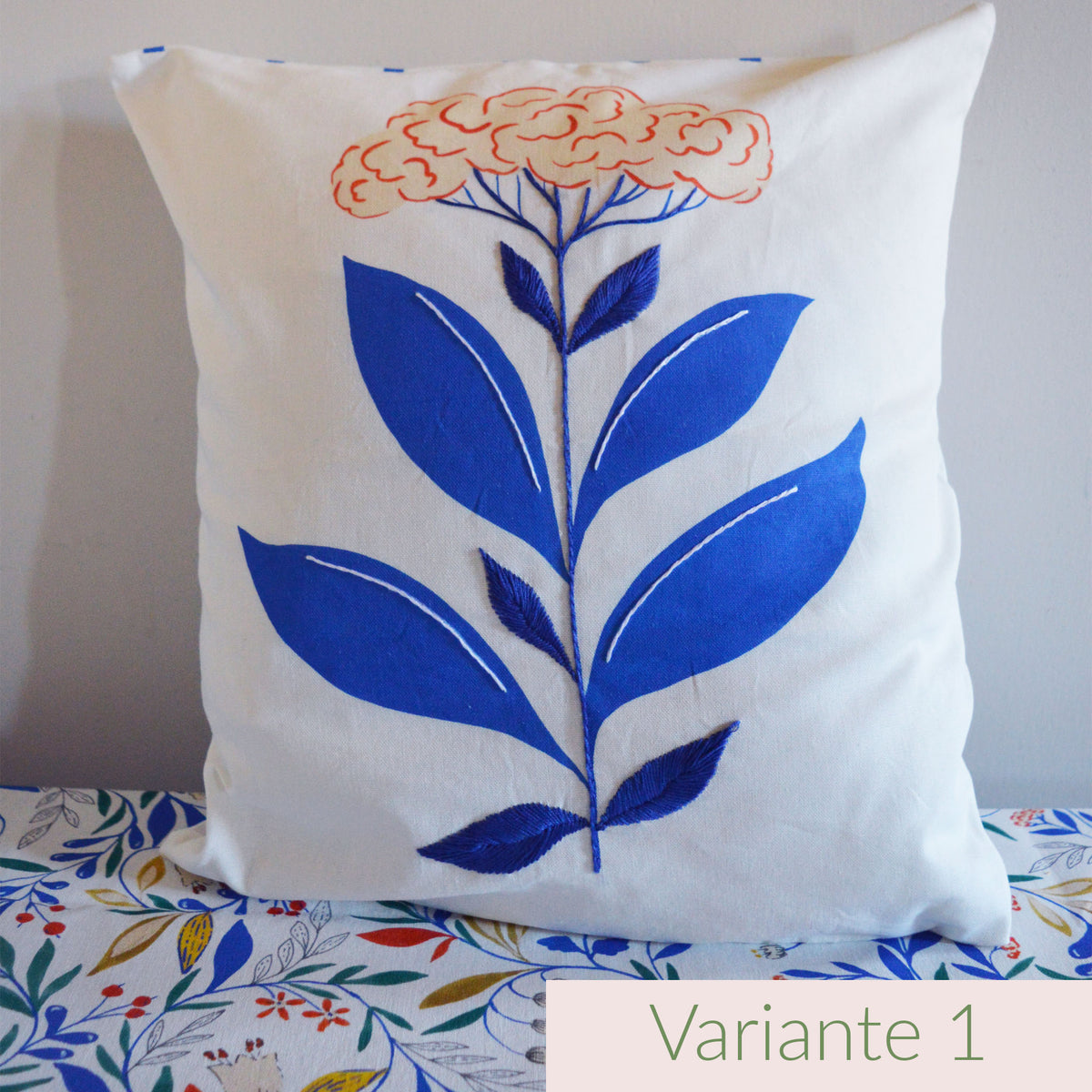 Coussin brodé à la main, fabriqué en France, motif floral et coloré