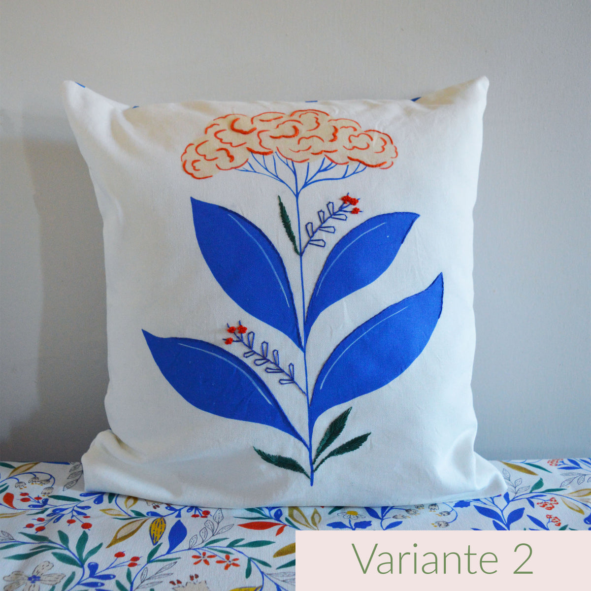 Coussin brodé à la main, fabriqué en France, motif floral et coloré