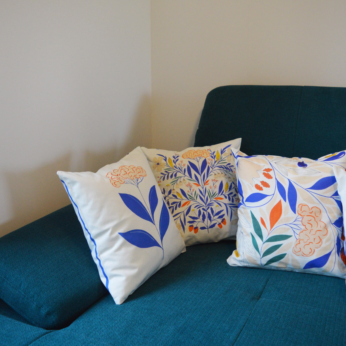 Coussin Galanthus pour la collection Primavera, en coton et lin, tissé, imprimé et fabriqué en France, sur un canapé