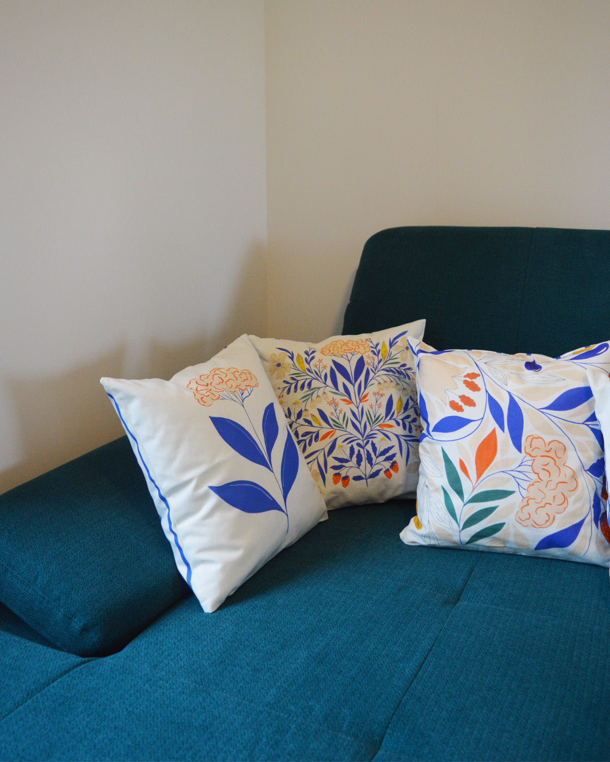 Coussin Galanthus pour la collection Primavera, en coton et lin, tissé, imprimé et fabriqué en France, sur un canapé