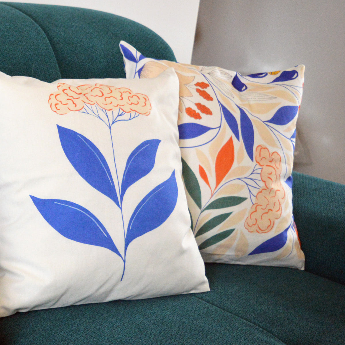 Coussin Fragaria pour la collection Primavera, en coton et lin, tissé, imprimé et fabriqué en France, sur un canapé