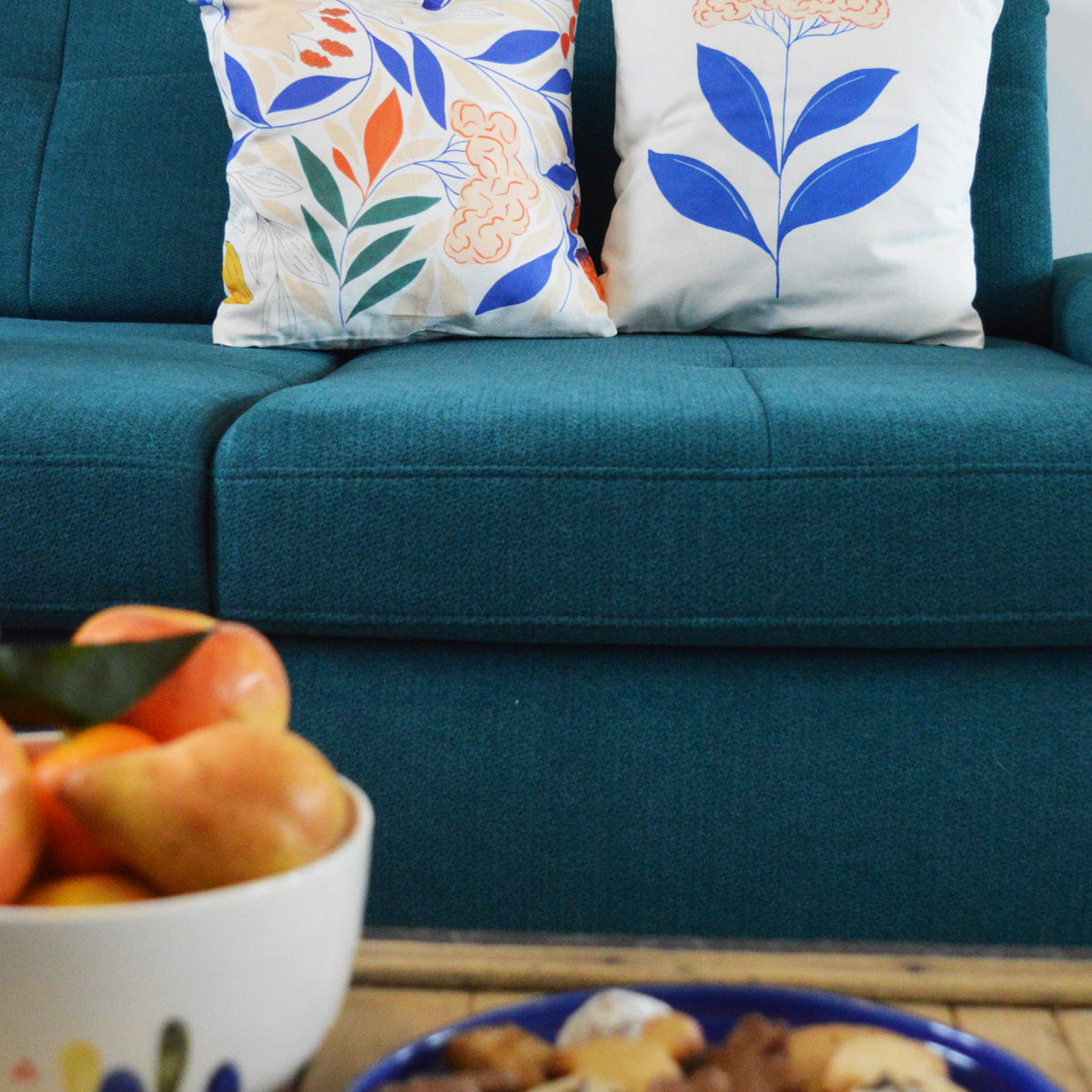 Coussin Fragaria pour la collection Primavera, en coton et lin, tissé, imprimé et fabriqué en France, sur un canapé