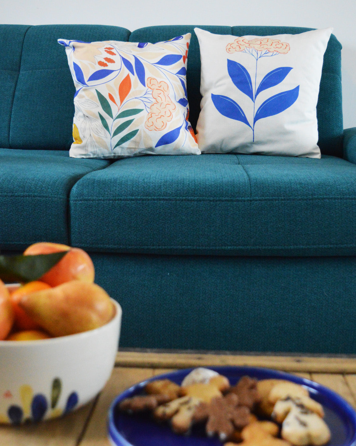 Coussin Fragaria pour la collection Primavera, en coton et lin, tissé, imprimé et fabriqué en France, sur un canapé