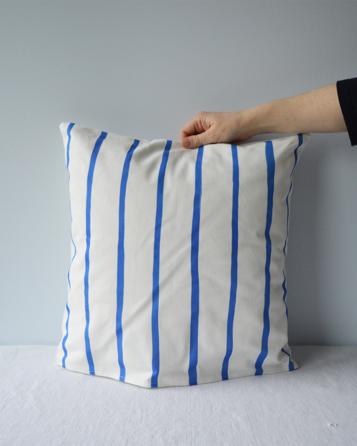 Dos du coussin Fragaria pour la collection Primavera, en coton et lin, tissé, imprimé et fabriqué en France, sur fond blanc