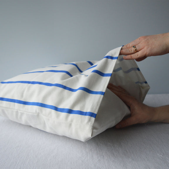 Ouverture du coussin Fragaria pour la collection Primavera, en coton et lin, tissé, imprimé et fabriqué en France, sur fond blanc