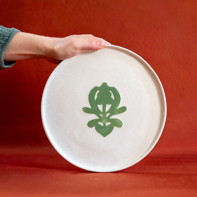 Grande assiette en porcelaine fabriquée en France, artisanale, blanche à motif vert cœur alsacien