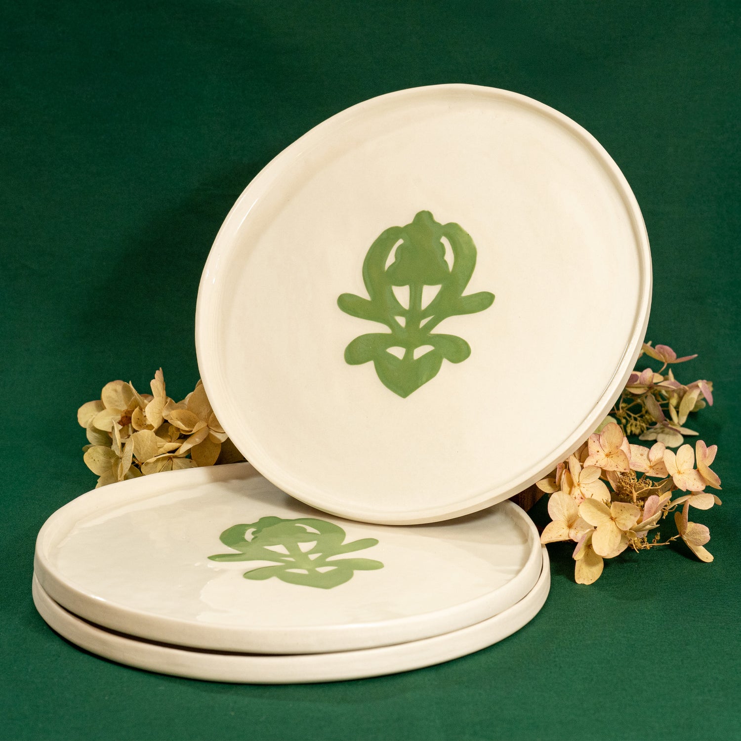 Grande assiette en porcelaine fabriquée en France, artisanale, blanche à motif vert cœur alsacien