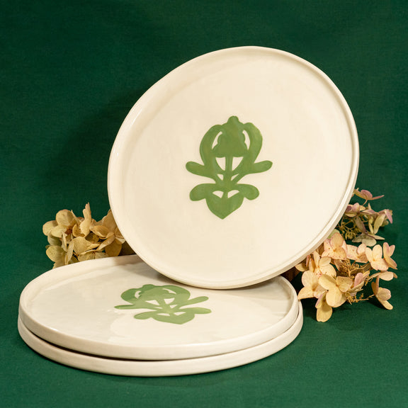 Grande assiette en porcelaine fabriquée en France, artisanale, blanche à motif vert cœur alsacien