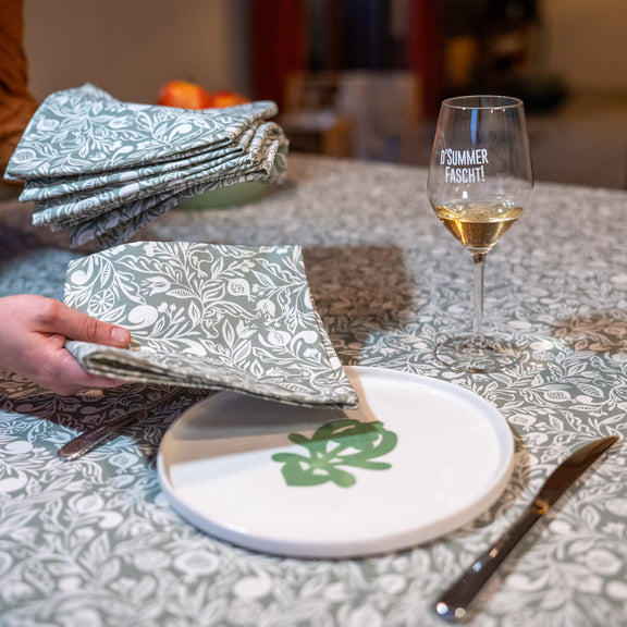 Grande assiette en porcelaine fabriquée en France, artisanale, blanche à motif vert cœur alsacien, serviettes et nappe en coton et lin made in France
