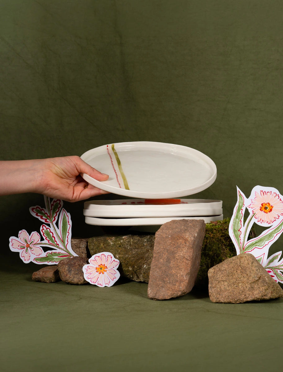 Grande assiette en porcelaine artisanale fabriquée en France, motif rayures colorées