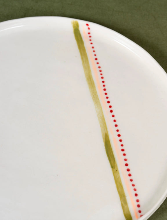 Grande assiette en porcelaine artisanale fabriquée en France, motif rayures colorées