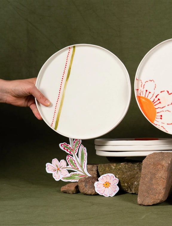 Grande assiette en porcelaine artisanale fabriquée en France, motif rayures colorées