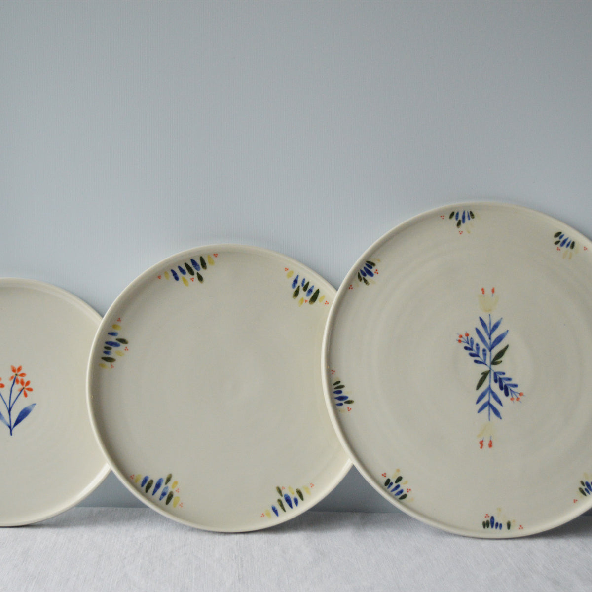 Porcelaine fabriquée en France, assiette à dessert, grande assiette et plat à motif Primavera sur fond blanc