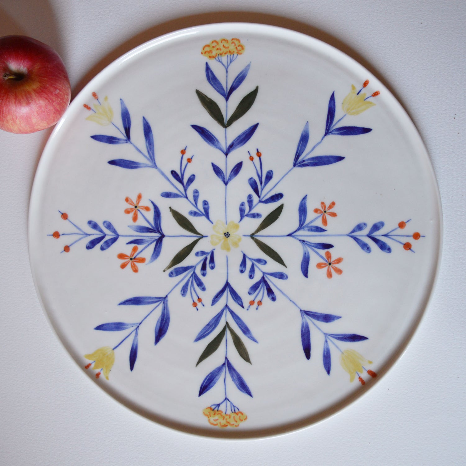 Grand plat en porcelaine, fabriqué en France artisanalement, motif floral et coloré