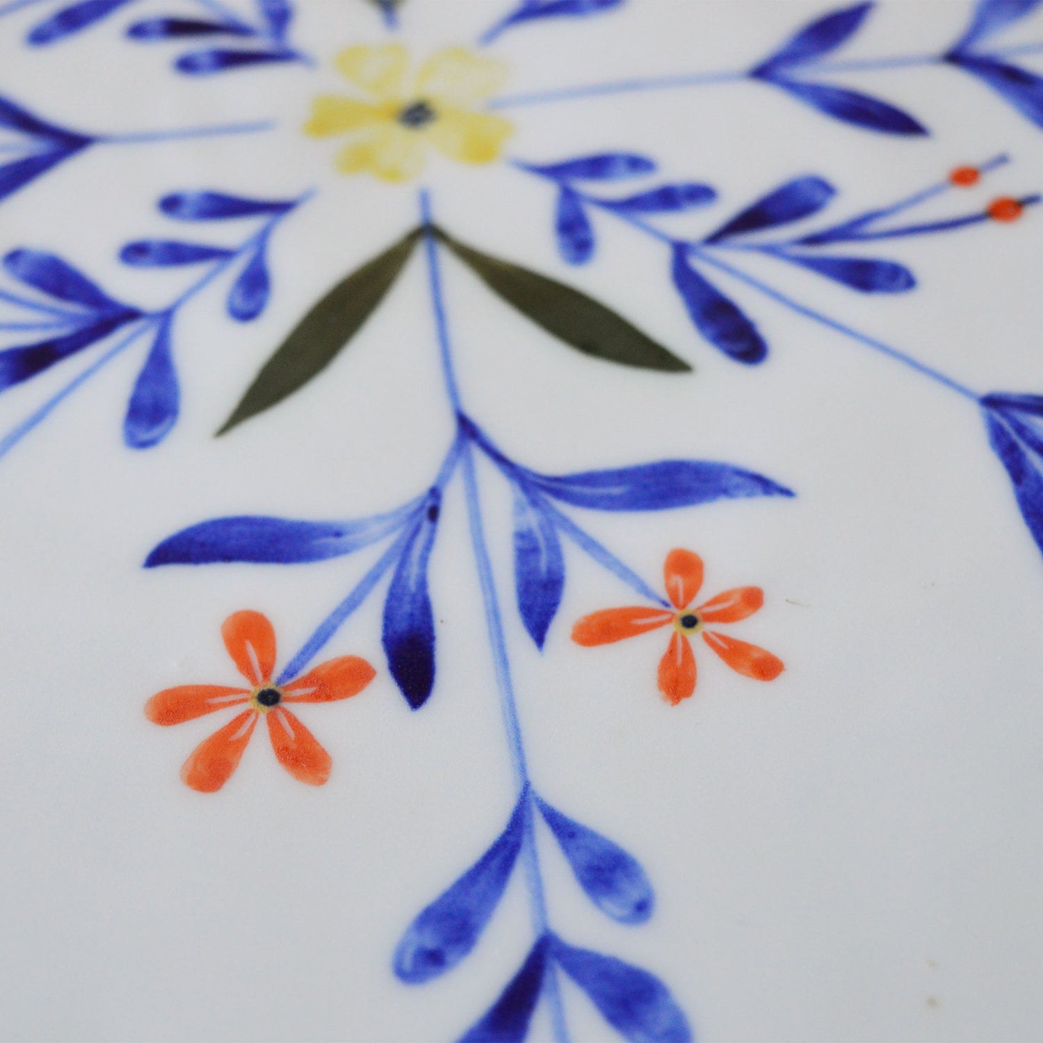 Grand plat en porcelaine, fabriqué en France artisanalement, motif floral et coloré