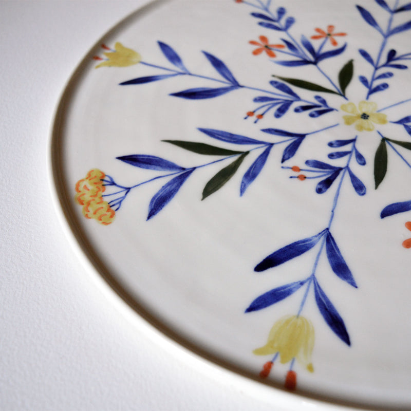 Grand plat en porcelaine, fabriqué en France artisanalement, motif floral et coloré
