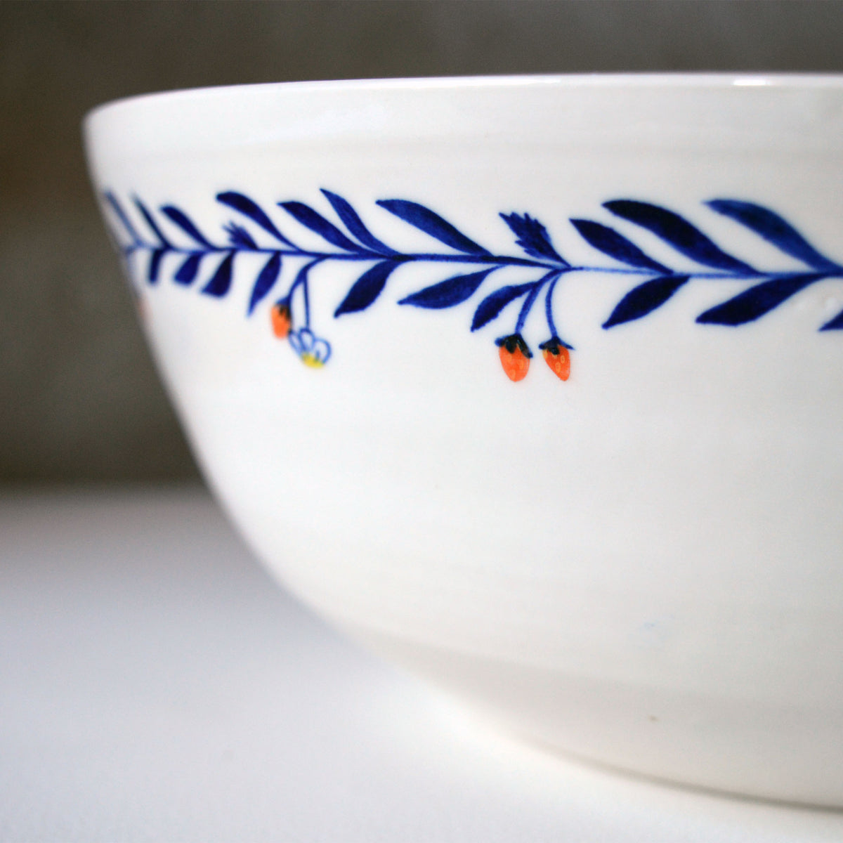 Grand saladier en porcelaine, fabriqué en France artisanalement, motif floral et coloré