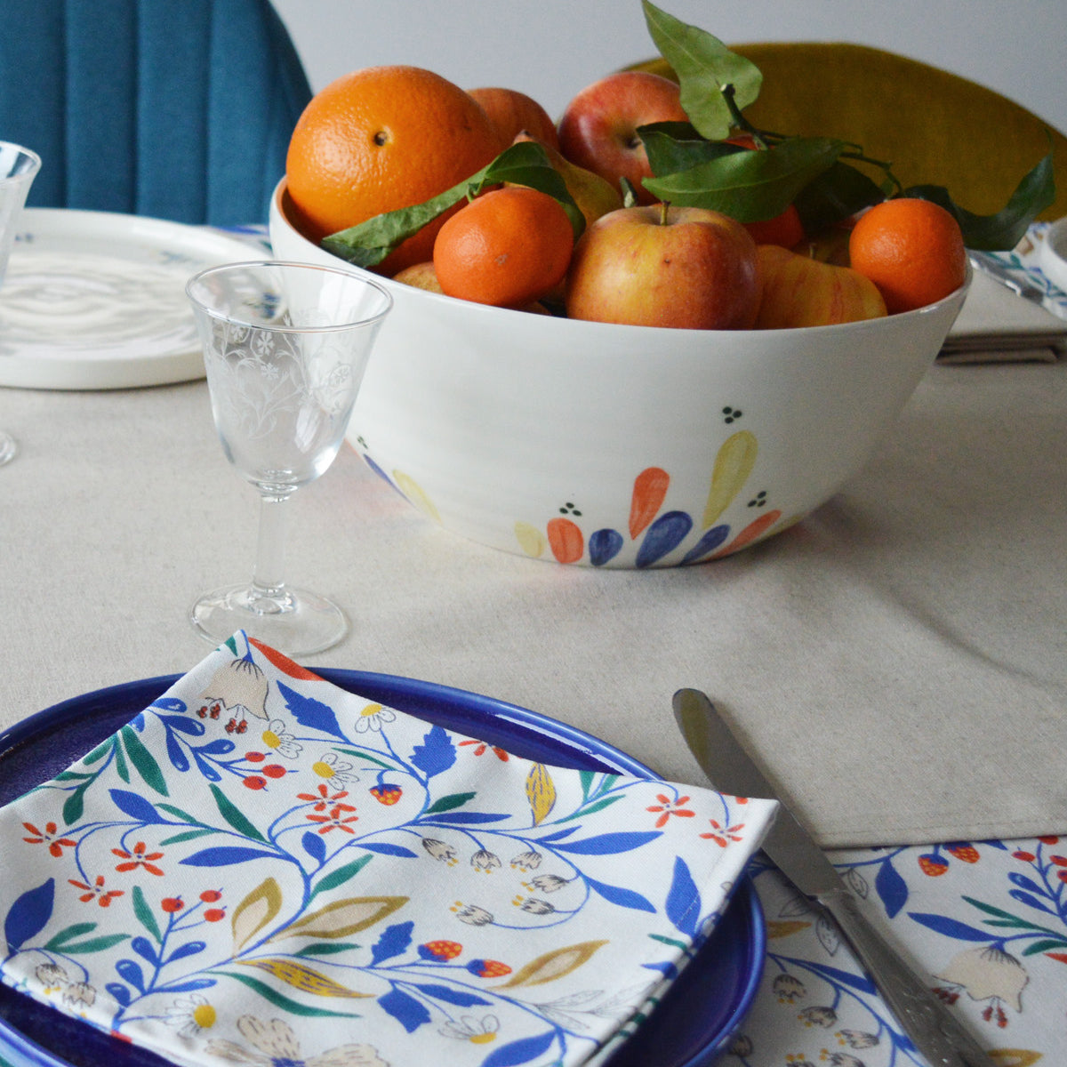 Porcelaine fabriquée en France, grand saladier à motif Primavera rempli de fruits sur table dressée