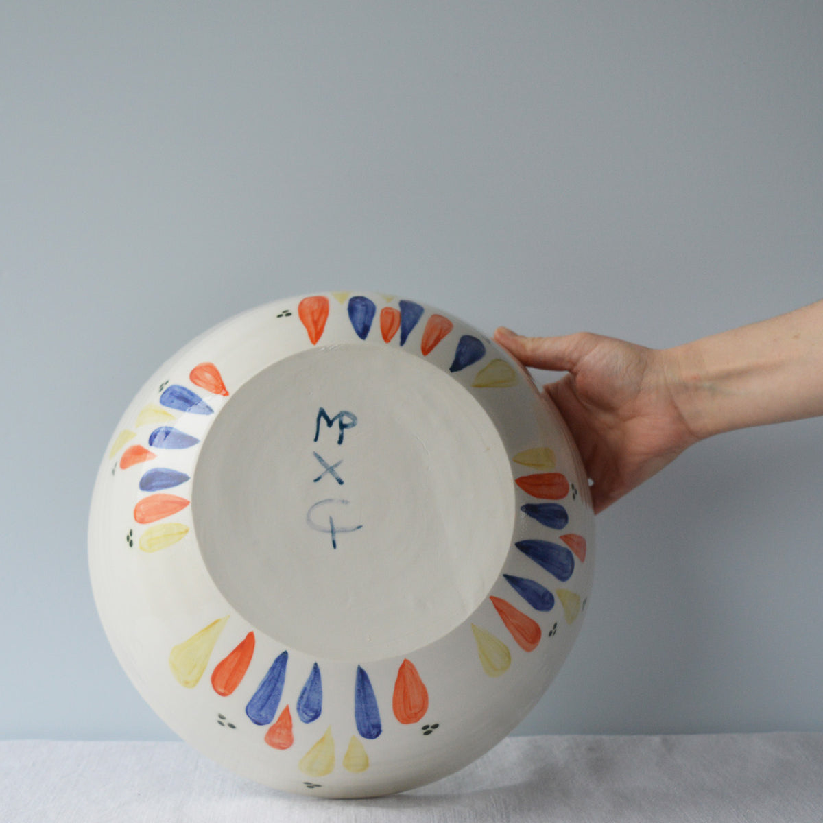 Porcelaine fabriquée en France, dos du grand saladier à motif Primavera sur fond blanc