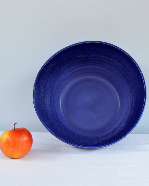 Porcelaine fabriquée en France, grand saladier bleu Primavera sur fond blanc