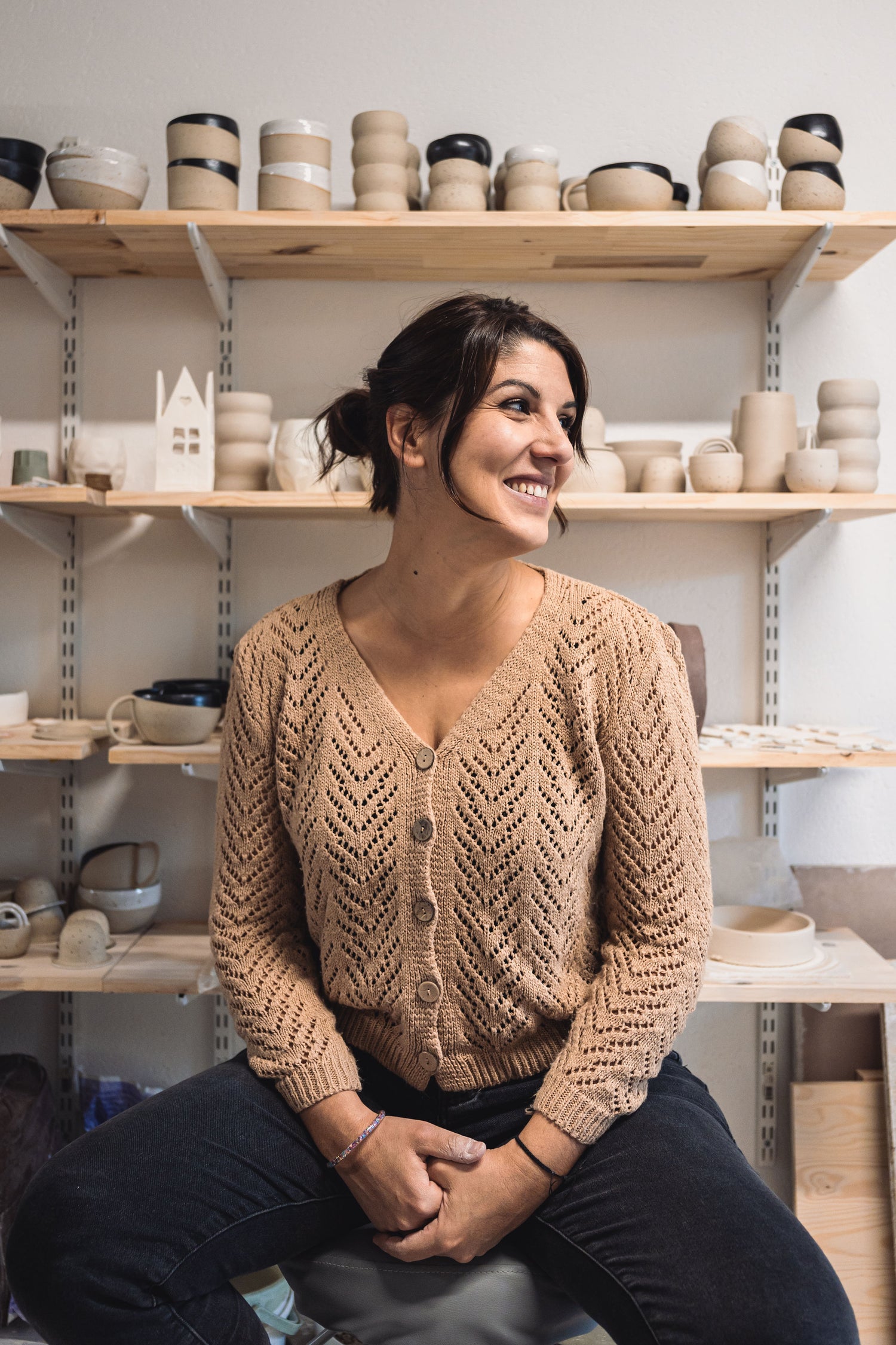 Jennifer Tournaire, céramiste alsacienne, de Rosheim, devant sa vaisselle artisanale fabriquée à la main en France.