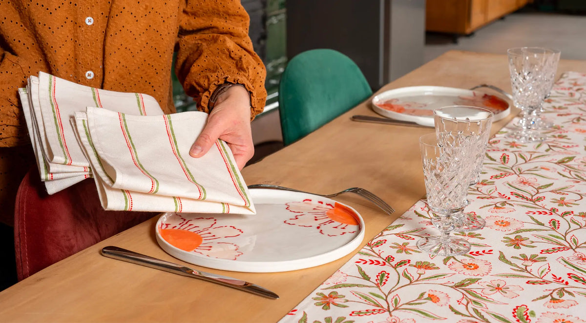 Vaisselle artisanale française au motif floral et linge de maison français au motif de fleurs des champs