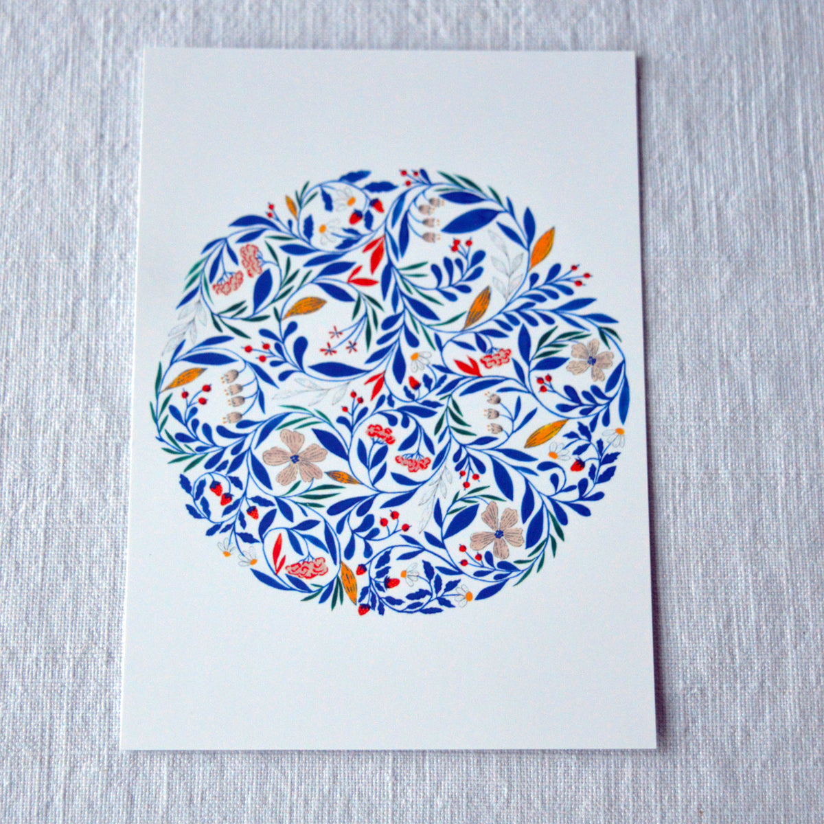 Carte postale motif arabesque de fleurs Primavera imprimée en France, sur fond blanc