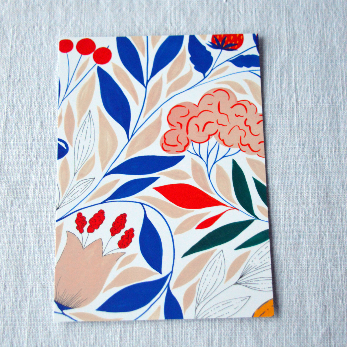 Carte postale motif zoomé fleuri Primavera imprimée en France, sur fond blanc
