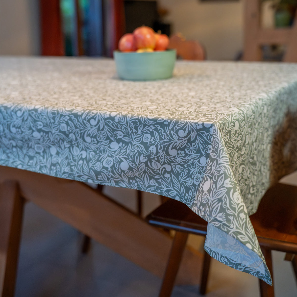 Nappe verte et blanche, fabriquée en France, en coton et lin certifié Oeko Tex, motif floral polychrome Alsace